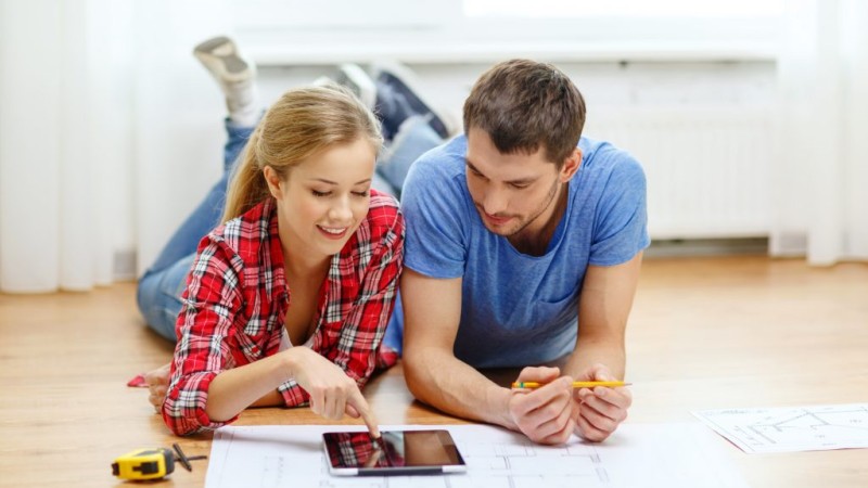 Jeune couple regardant des plans.