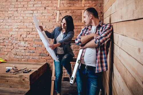 Femme et homme discutant de plan de rénovation