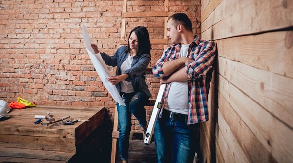 Femme et homme discutant de plan de rénovation