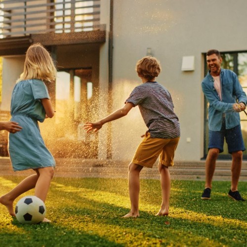 Une famille qui joue à l’extérieur.