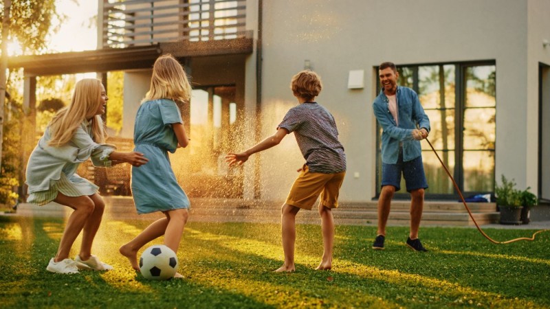 Une famille qui joue à l’extérieur.