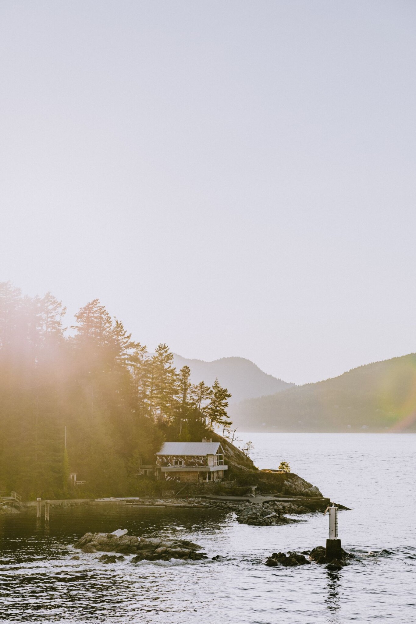 Chalet sur le bord d'un lac paisible - Acquérir une résidence secondaire par le refinancement hypothécaire | Multi-Prêts Hypothèques