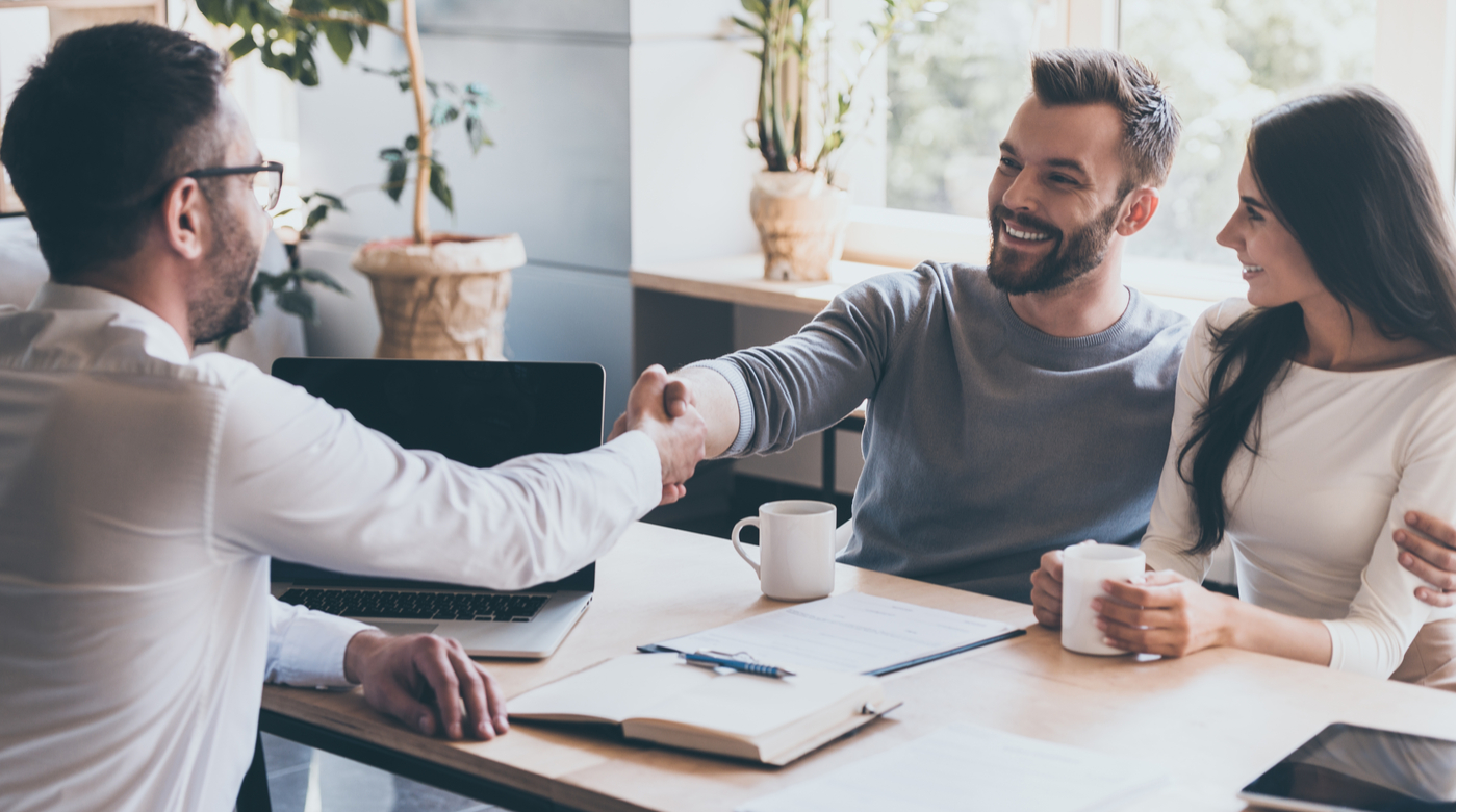 Couple avec un courtier hypothécaire - Comprendre les taux d'intérêts | Multi-Prêts Hypothèques