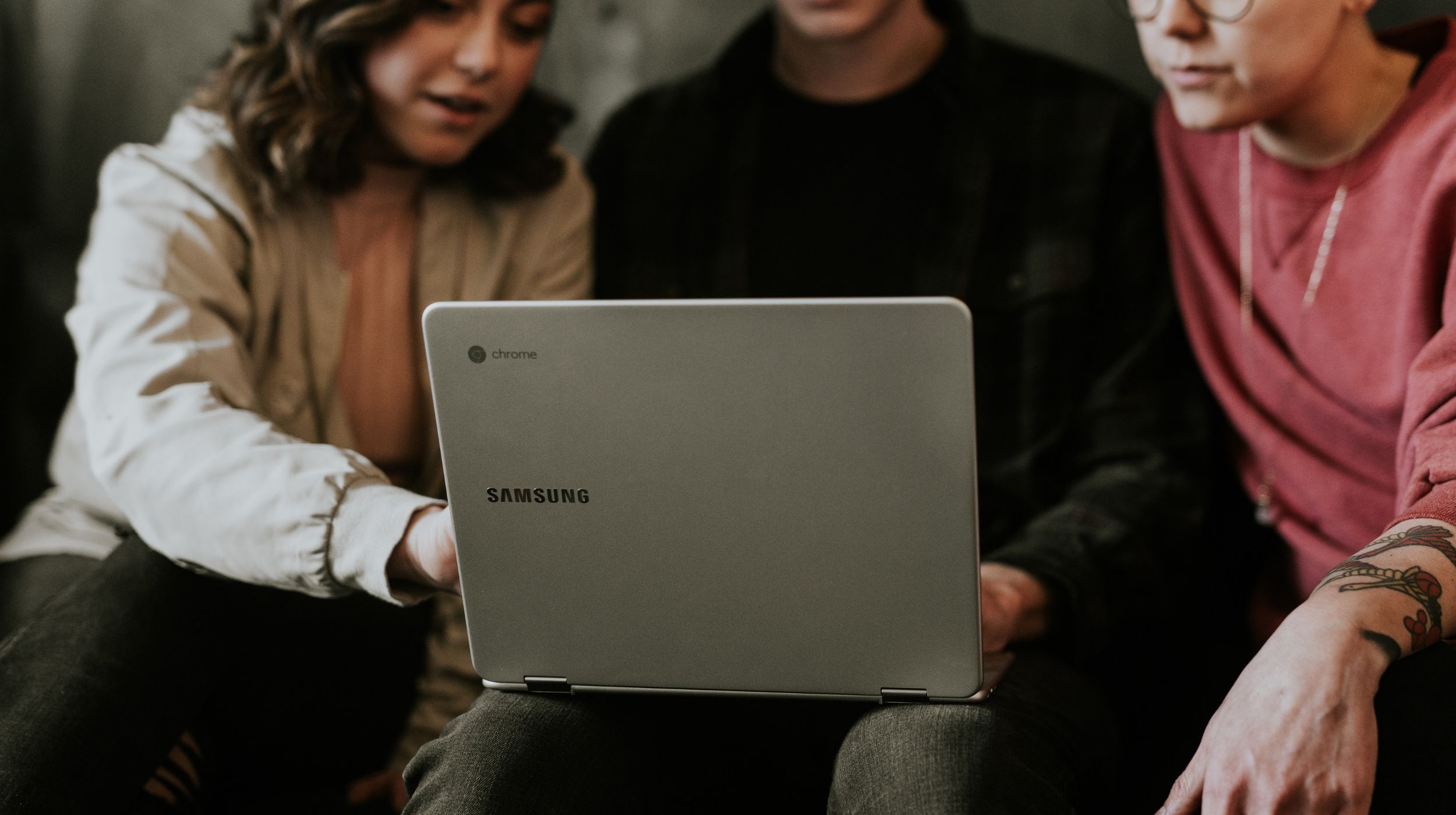 Trio of people working as a team in front of a laptop - An exceptional career - Careers | Multi-Prêts Mortgages
